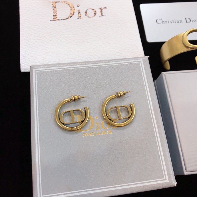 “Dior Jewelry Collection Review: Stunning Bracelet, Ring, and Earring Designs” - 图片 2