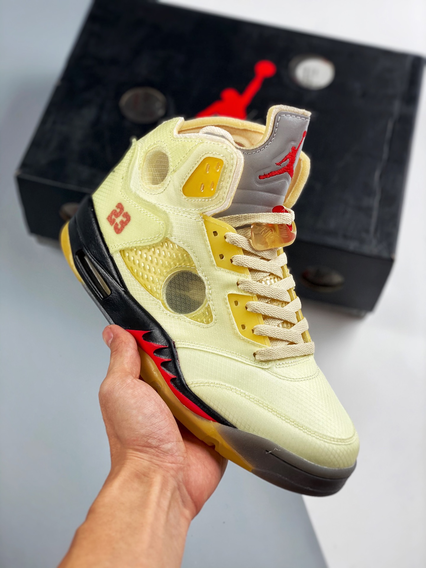OFF-WHITE x Air Jordan 5 “Sail” AJ5这款 Sail 帆白配色采用了米白色调贯穿，在设计语言上与首款配色保持了一致，半透明的孔洞设计依然是整体的视觉重心所在。此款新配色有着更为强烈的反差…