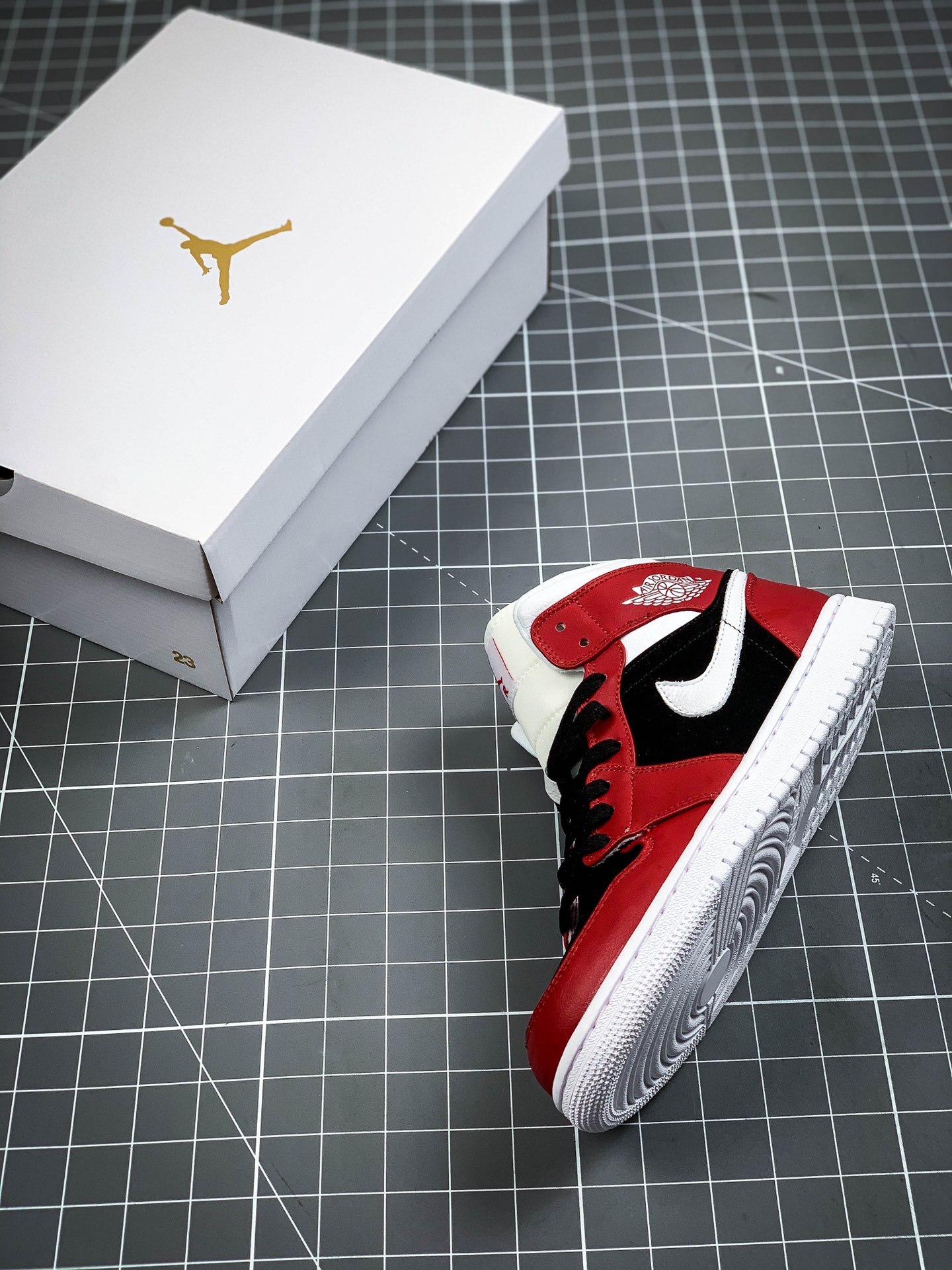 240 乔丹/Air Jordan AJ1 aj1 乔丹1代 乔1 乔丹1代中帮系列 Air Jordan 1 MID  货号：BQ6472-601