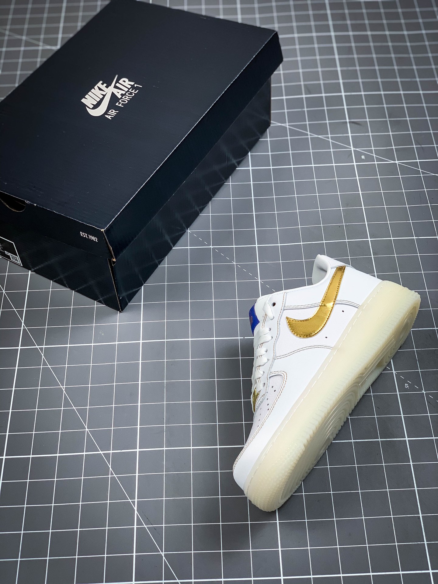 200  Nike Air Force 1'07 Low “白金配色”空军一号低帮休闲板鞋 CJ1686-130