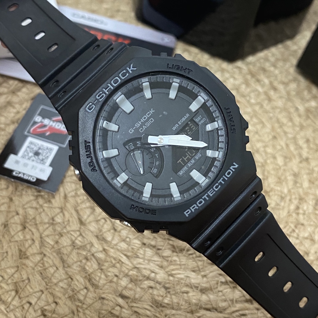 💰100 卡西欧GA一2100，时尚大气立体表盘3D设计，无机玻璃，指针液晶双显，时间清晰可见，，户外运动所需的多功能手表，防震、倒计时、秒表、LED自动照明、世界时间、全自动日历、防避、生活防水 多功能闹铃以及整点提醒。介于男女之间的中性尺寸