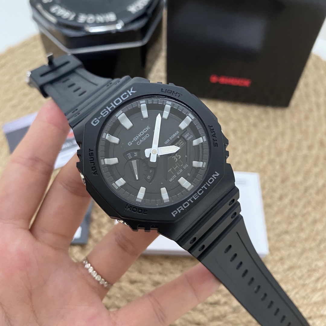 💰100 卡西欧GA一2100，时尚大气立体表盘3D设计，无机玻璃，指针液晶双显，时间清晰可见，，户外运动所需的多功能手表，防震、倒计时、秒表、LED自动照明、世界时间、全自动日历、防避、生活防水 多功能闹铃以及整点提醒。介于男女之间的中性尺寸