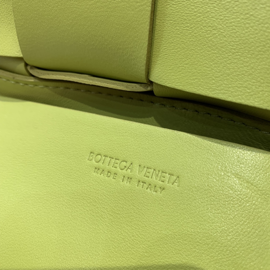 Bottega Veneta葆蝶家  The Belt Cassttte腰包 639367奇异果色