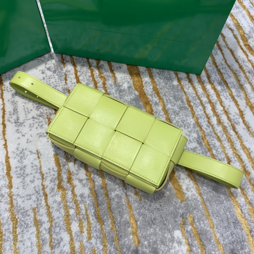 Bottega Veneta葆蝶家  The Belt Cassttte腰包 639367奇异果色