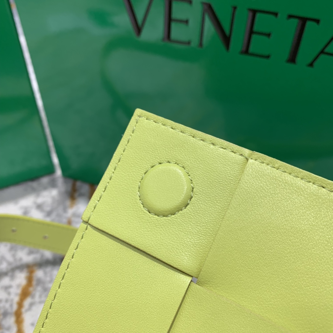 Bottega Veneta葆蝶家  The Belt Cassttte腰包 639367奇异果色