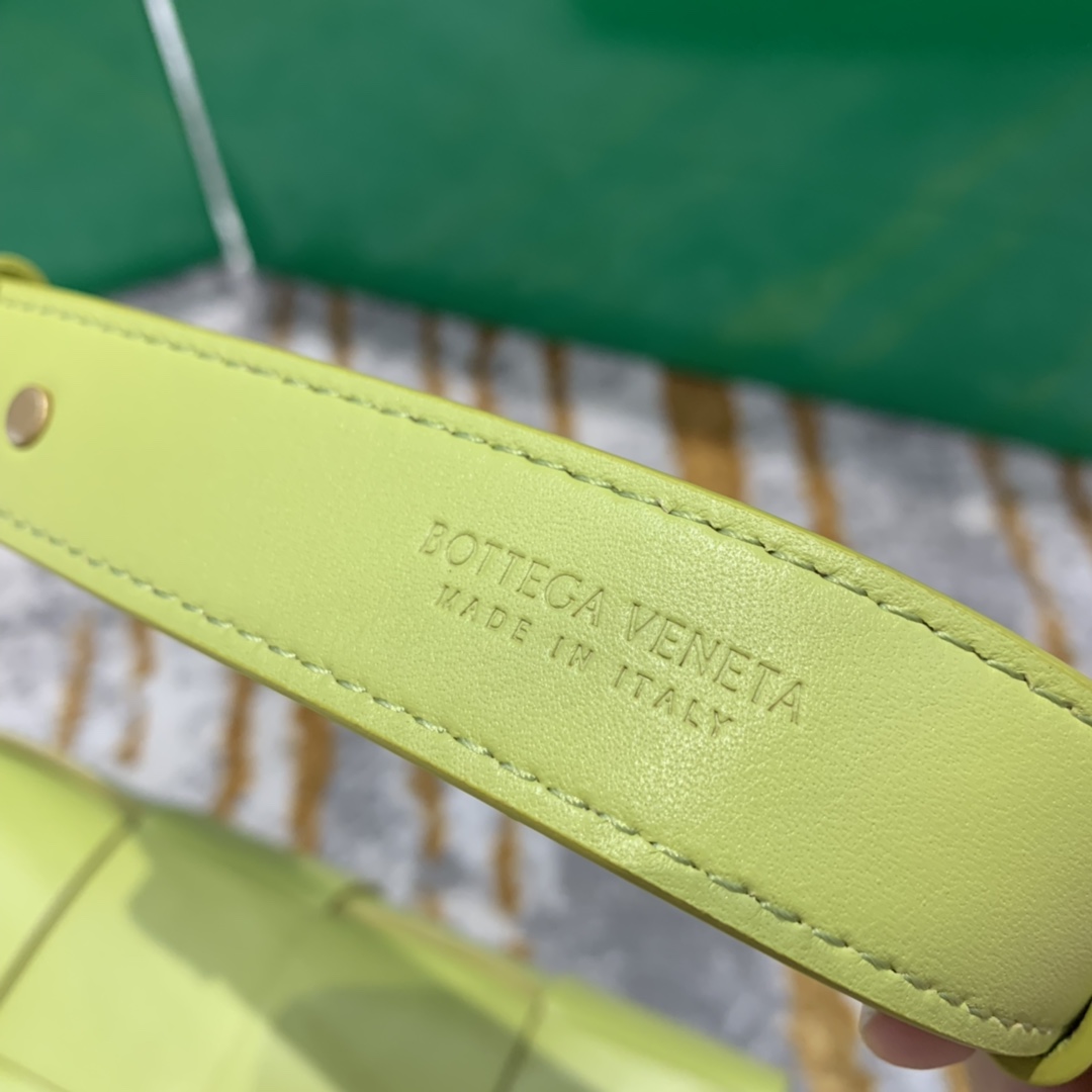 Bottega Veneta葆蝶家  The Belt Cassttte腰包 639367奇异果色