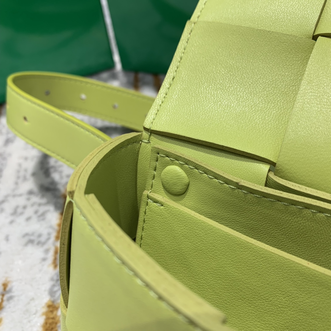 Bottega Veneta葆蝶家  The Belt Cassttte腰包 639367奇异果色