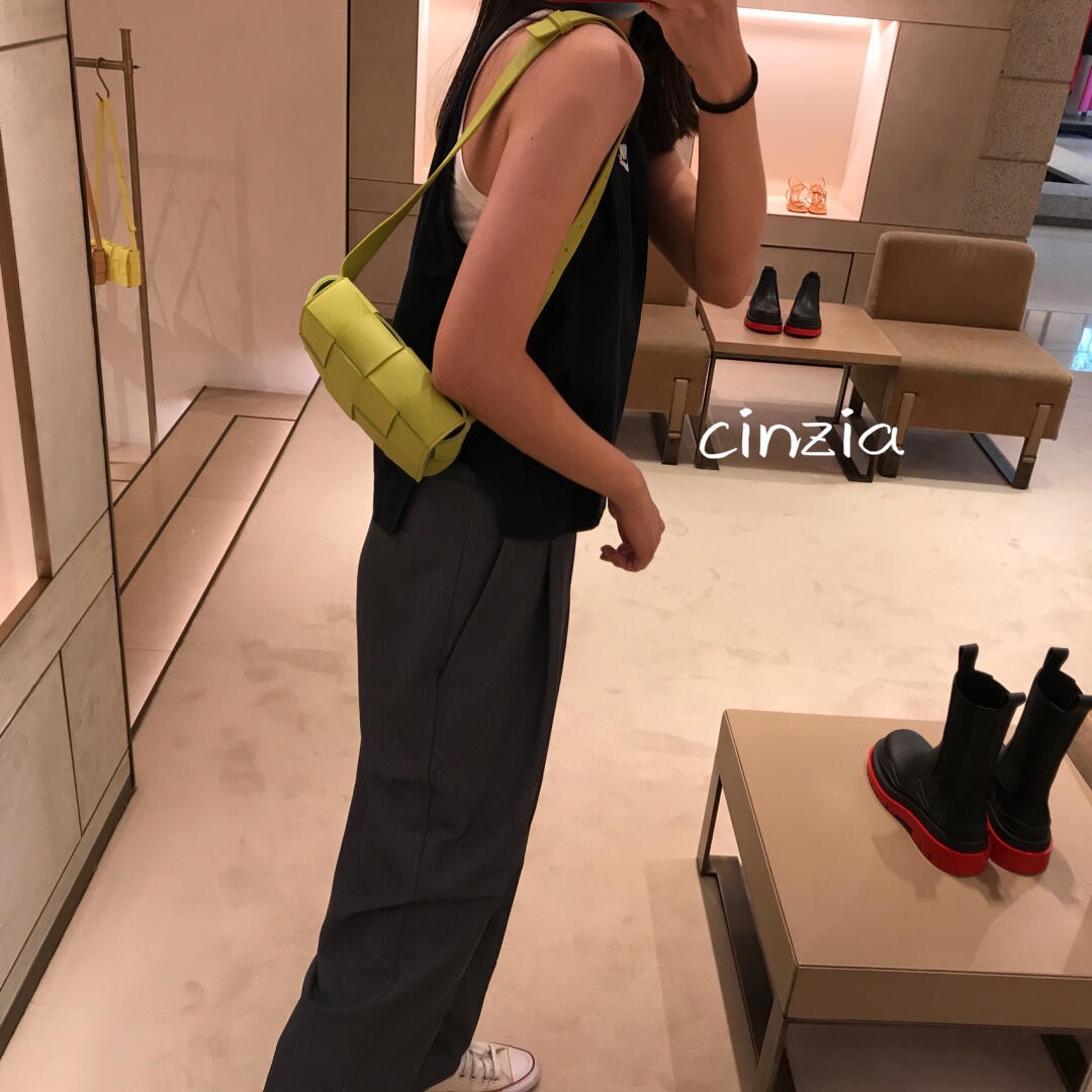 Bottega Veneta葆蝶家  The Belt Cassttte腰包 639367奇异果色