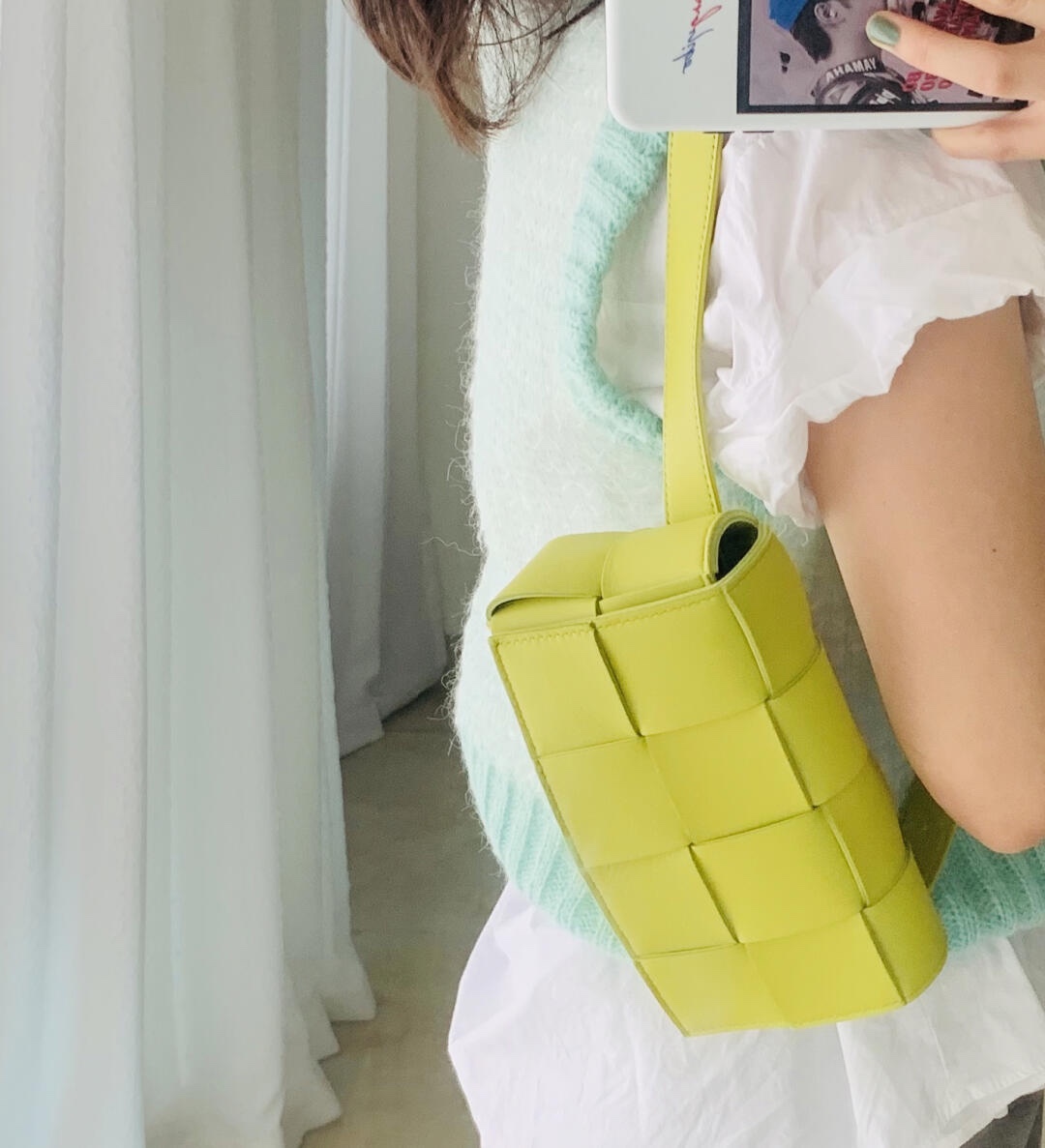 Bottega Veneta葆蝶家  The Belt Cassttte腰包 639367奇异果色