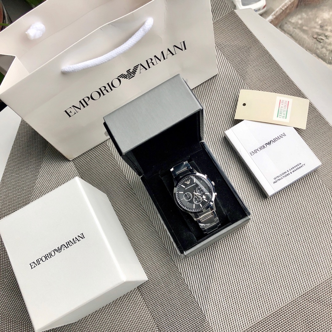 J0  Armani AR2434 阿玛尼 Armani 经典休闲商务款，316钢表带，黑色表盘，三眼设计，带日期，316钢表带石英表，表盘直径43mm 矿物质玻璃镜面，清晰高透，设计超级精致，表盘表带都十分简约大气，整个气质马上不一样了，小红书剁手款，男神钟爱款，上班不失风度，体现男性硬朗之风和成熟稳重的气质，休闲商务不二之选，生活防水30米