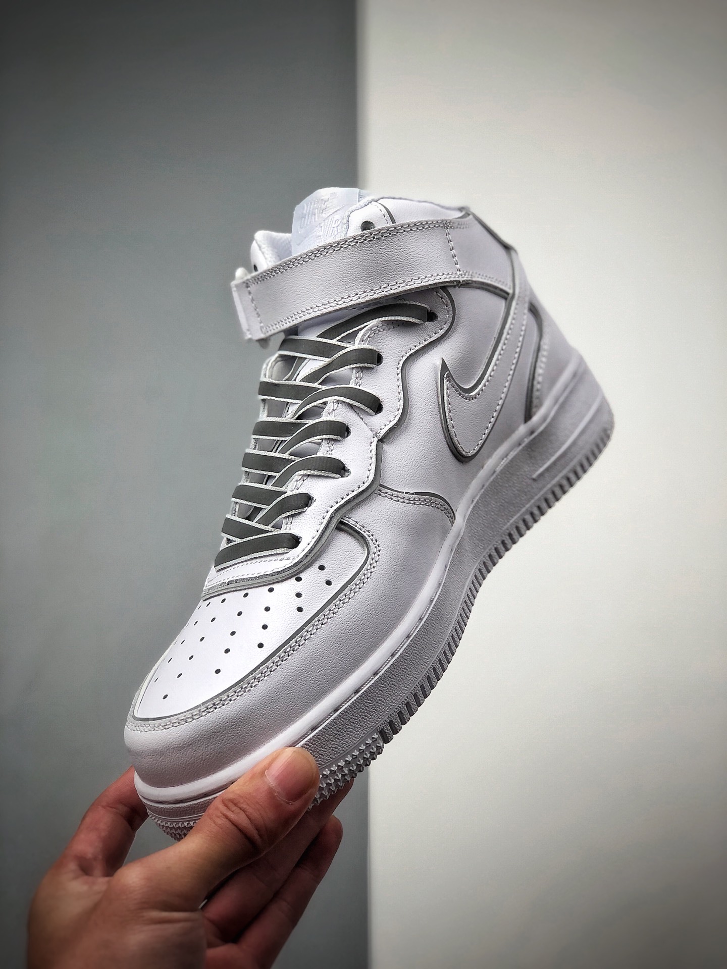 240 Nike 空军一号运动休闲板鞋  货号：369733-809
