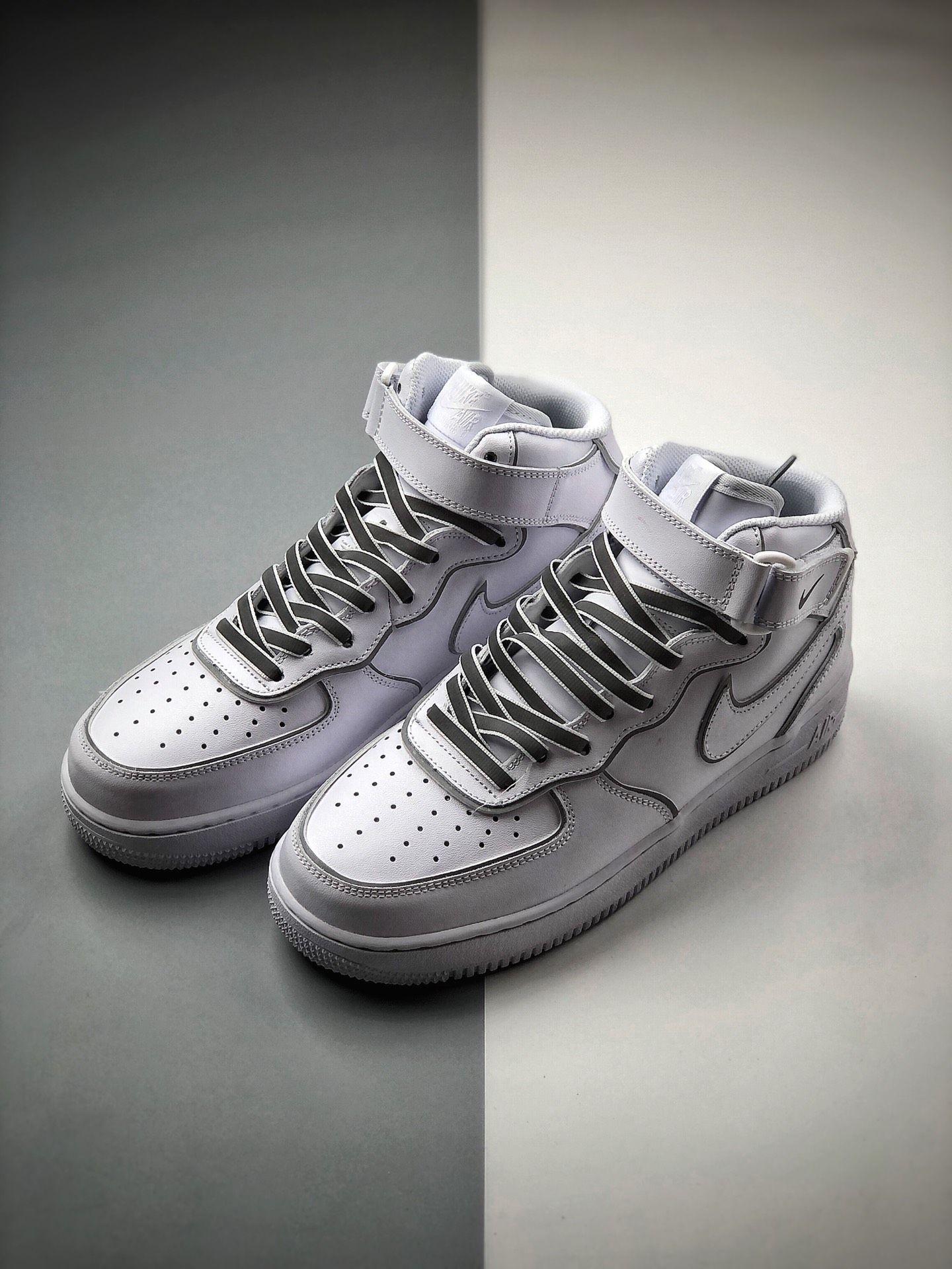 240 Nike 空军一号运动休闲板鞋  货号：369733-809