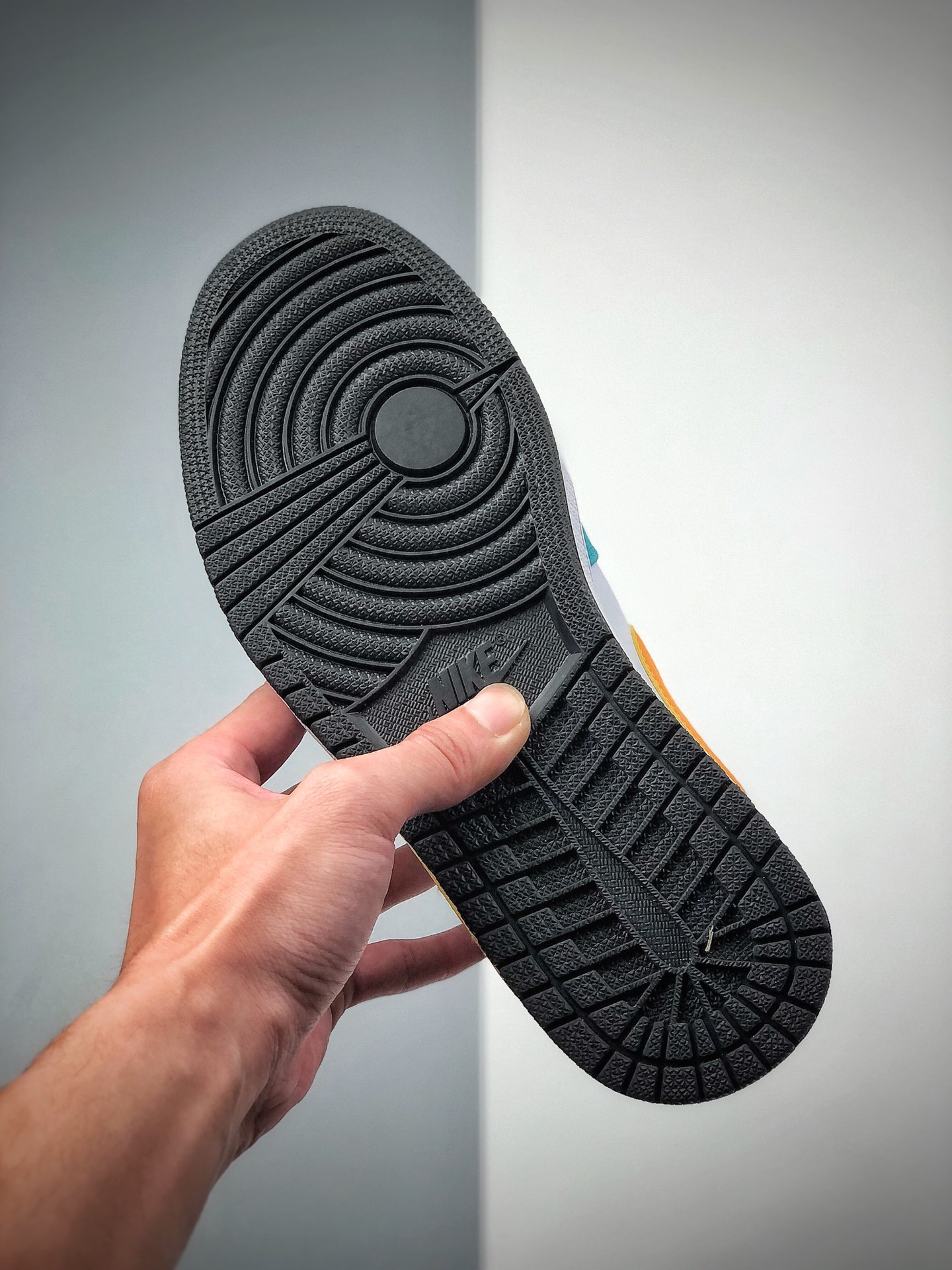 260  Air Jordan 1 Mid AJ1中帮系列“四色撞色”用料扎实 554724-125