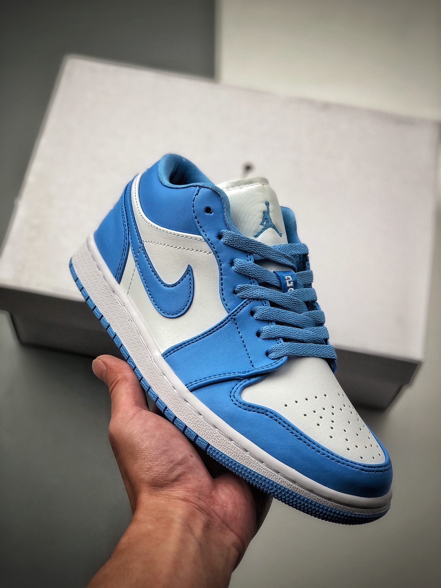 Air Jordan 1 Retro Low 低帮 北卡蓝 AJ1 乔丹1代 aj1 乔1 低邦 白蓝 白兰 乔丹篮球鞋系列采用皮革鞋面，中底厚度降低，减轻重量，增加贴地感，并采用了后掌Air Sole气垫，简洁大气，彰显潮流属性，日常出…