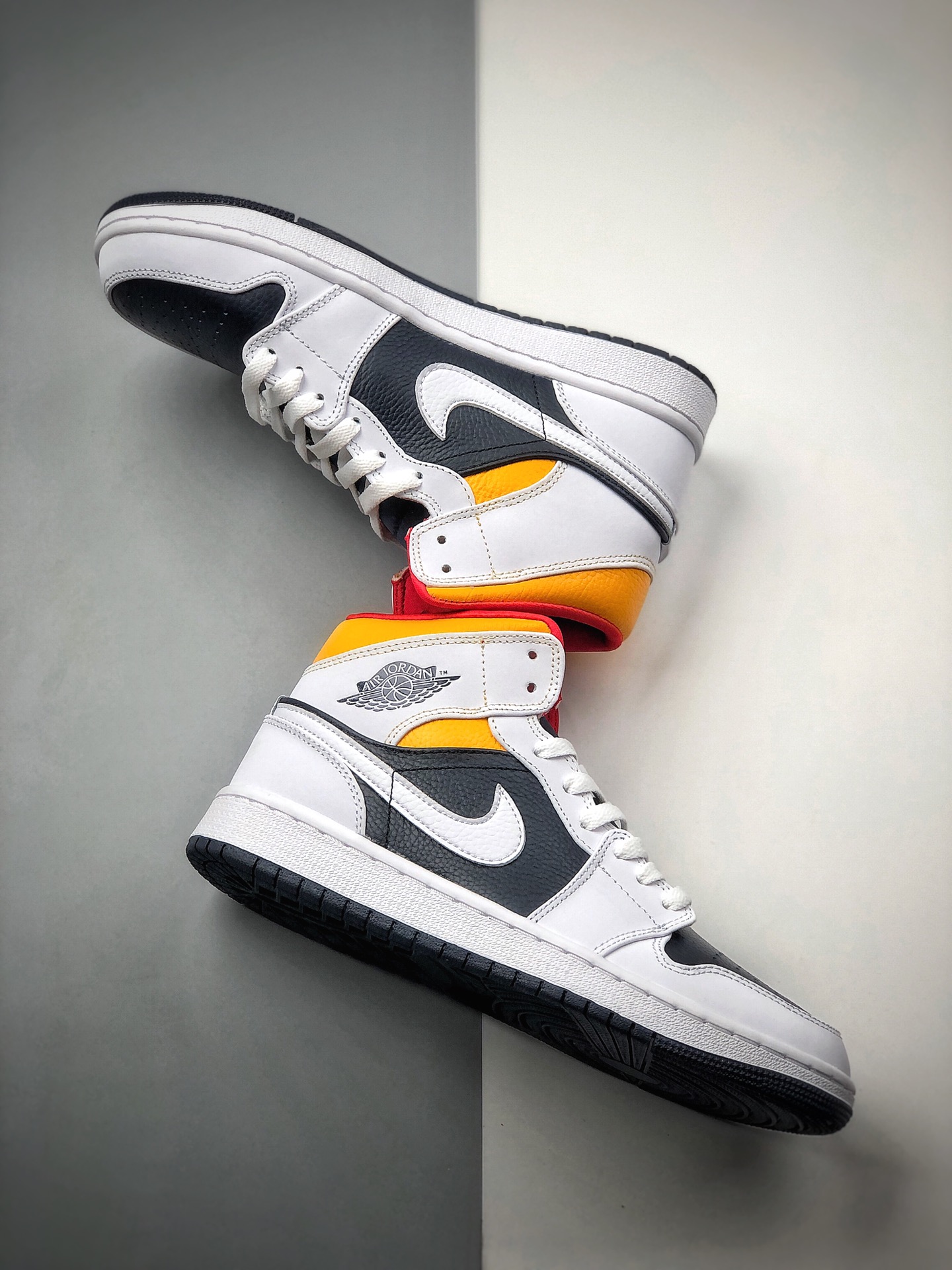 240  公司级2020年Air Jordan 1 Mid全新白黄蓝配色球鞋这又全新的Air Jordan 1 Mid 554724-131