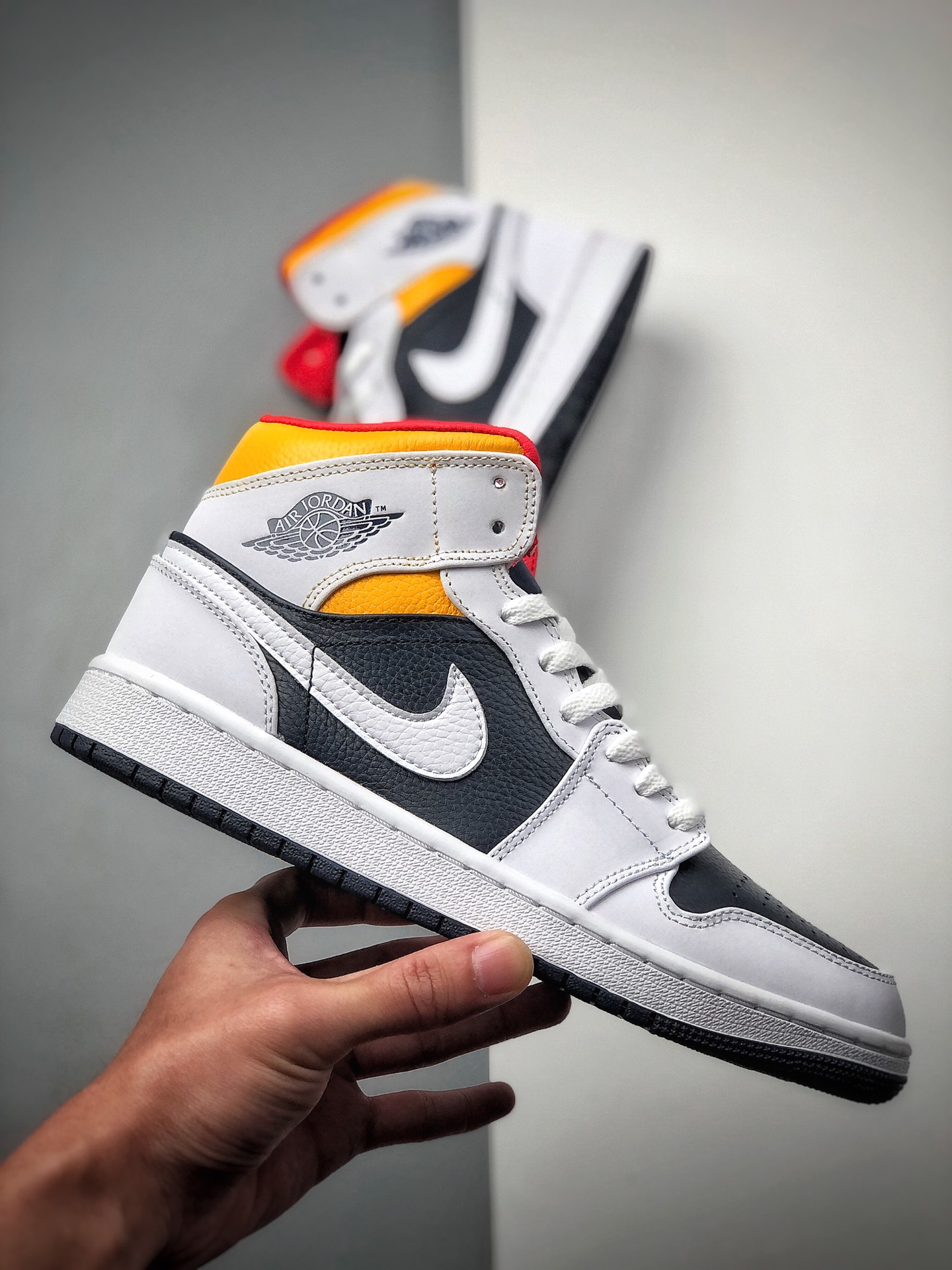240  公司级2020年Air Jordan 1 Mid全新白黄蓝配色球鞋这又全新的Air Jordan 1 Mid 554724-131