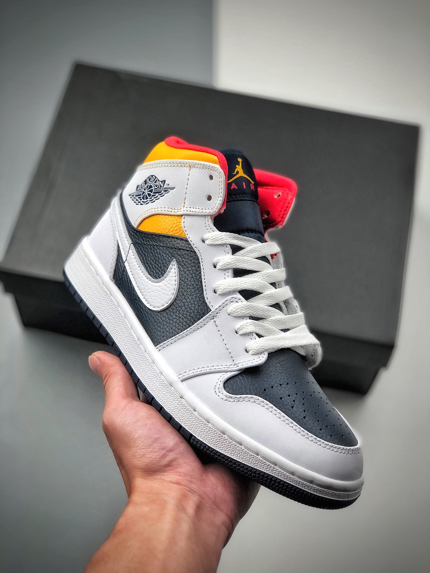 240  公司级2020年Air Jordan 1 Mid全新白黄蓝配色球鞋这又全新的Air Jordan 1 Mid 554724-131