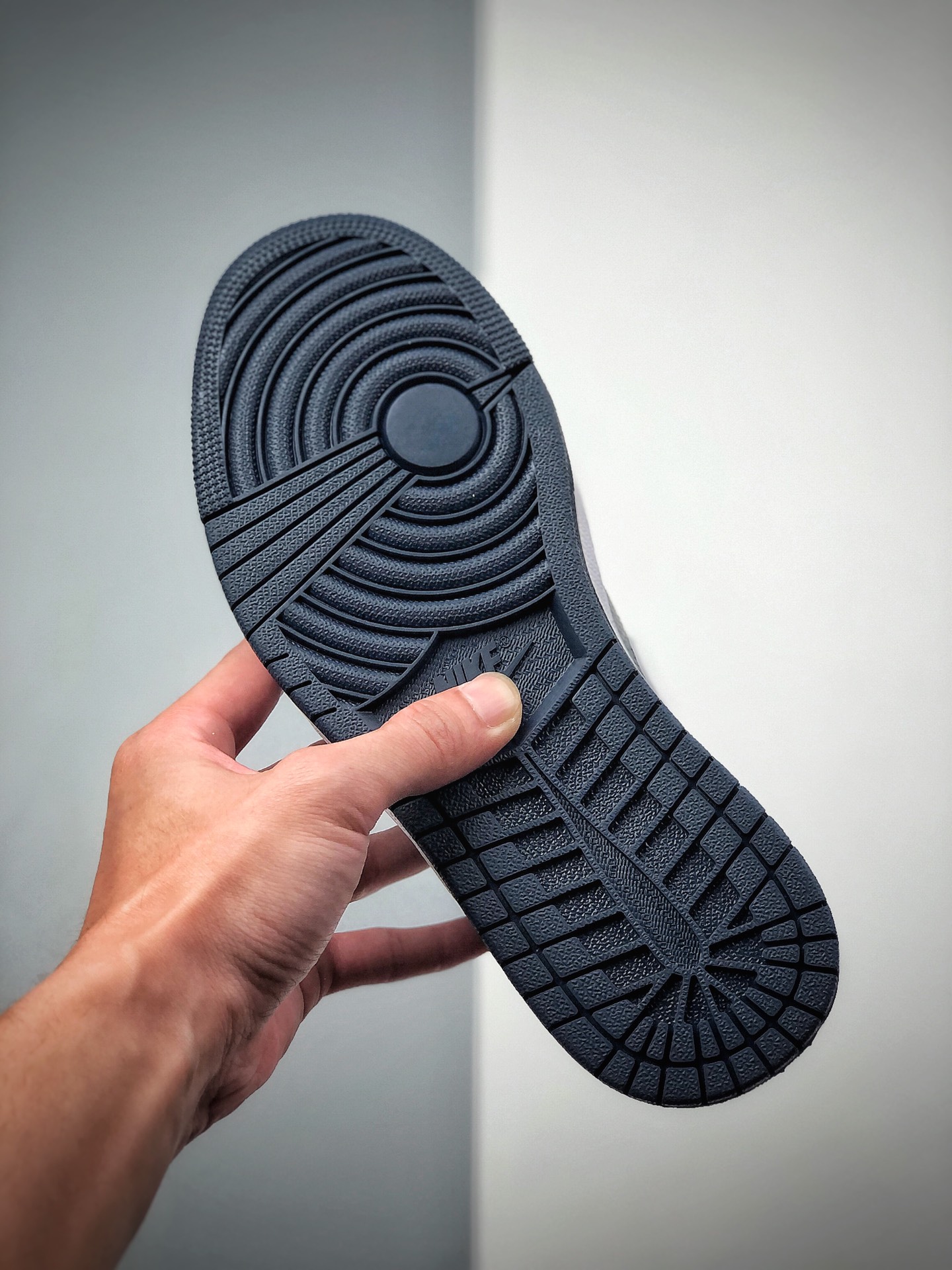 240  公司级2020年Air Jordan 1 Mid全新白黄蓝配色球鞋这又全新的Air Jordan 1 Mid 554724-131