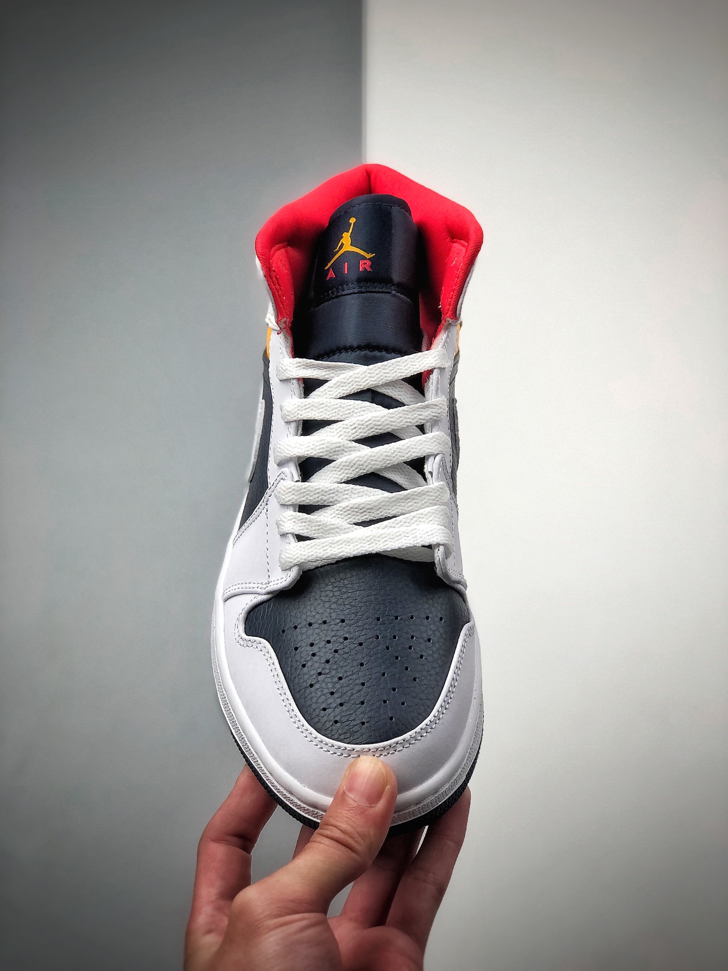 240  公司级2020年Air Jordan 1 Mid全新白黄蓝配色球鞋这又全新的Air Jordan 1 Mid 554724-131