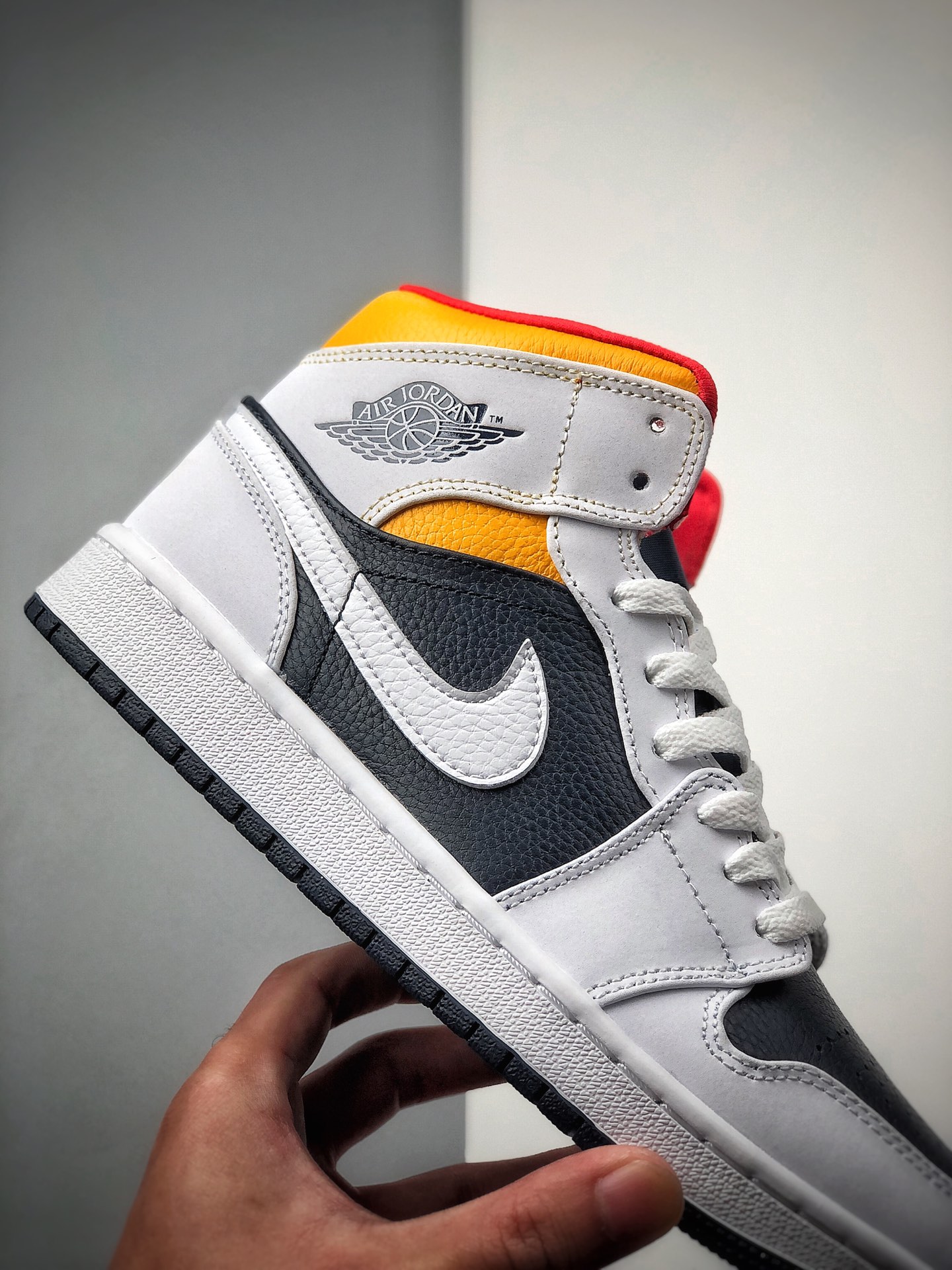 240  公司级2020年Air Jordan 1 Mid全新白黄蓝配色球鞋这又全新的Air Jordan 1 Mid 554724-131