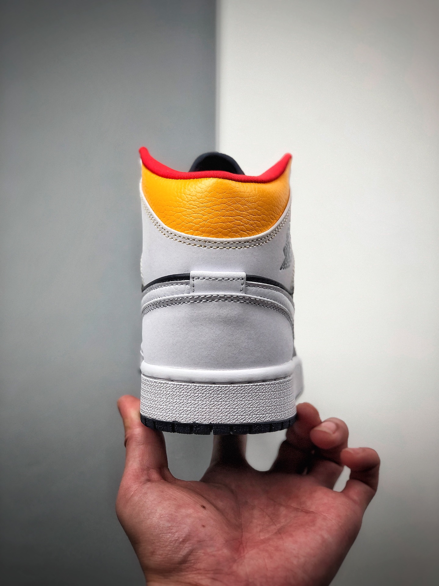 240  公司级2020年Air Jordan 1 Mid全新白黄蓝配色球鞋这又全新的Air Jordan 1 Mid 554724-131