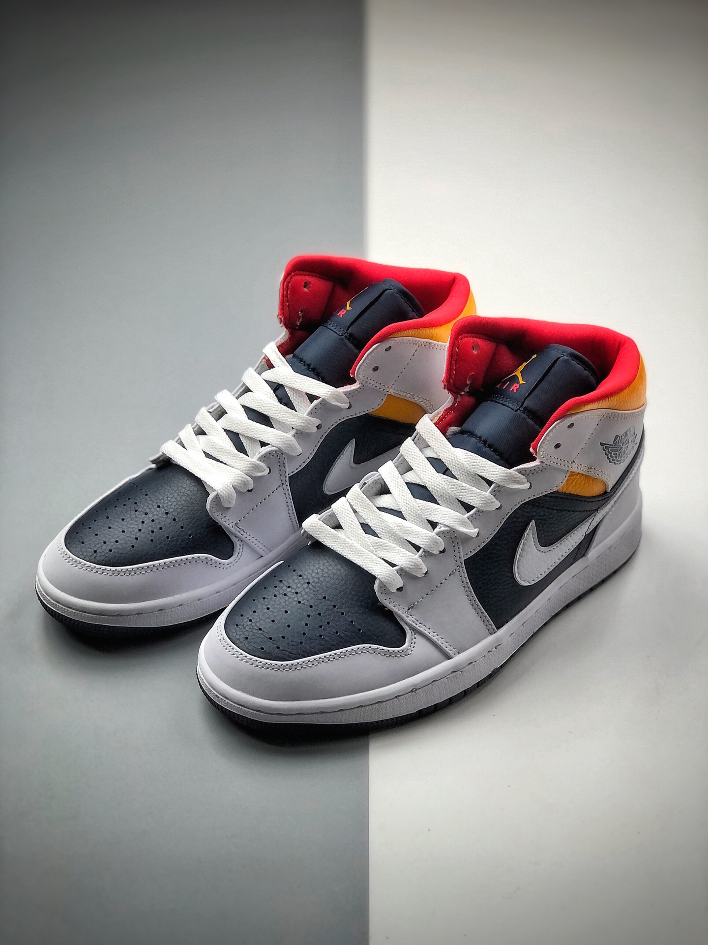240  公司级2020年Air Jordan 1 Mid全新白黄蓝配色球鞋这又全新的Air Jordan 1 Mid 554724-131