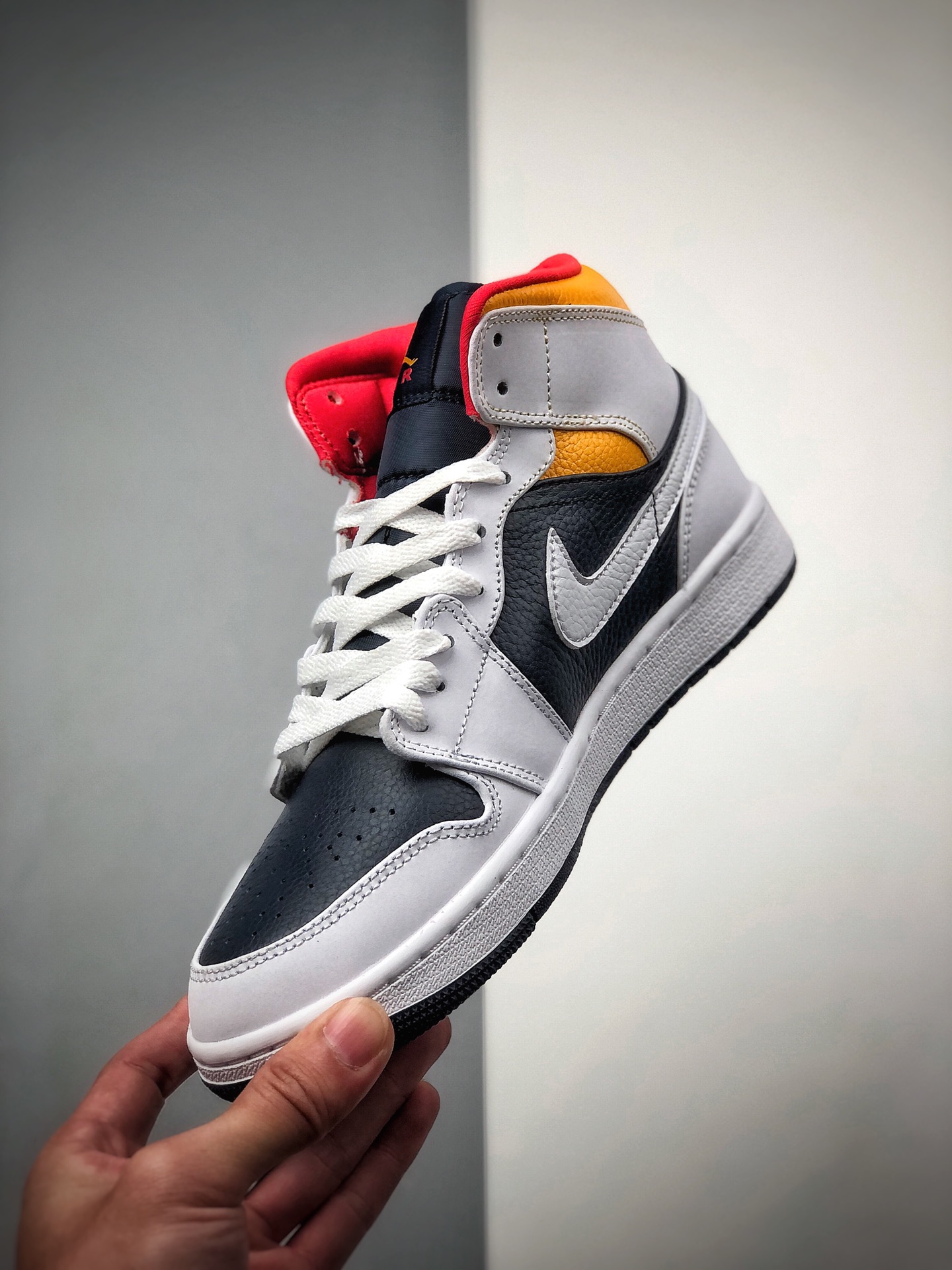 240  公司级2020年Air Jordan 1 Mid全新白黄蓝配色球鞋这又全新的Air Jordan 1 Mid 554724-131