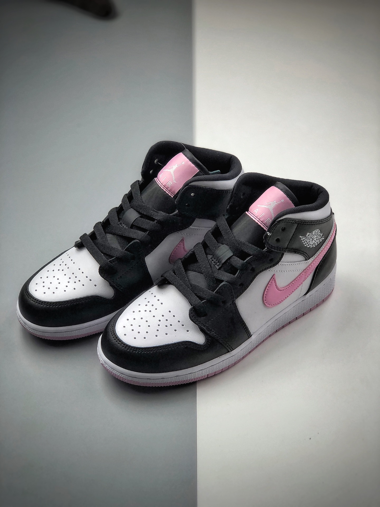 240  Air Jordan 1 Mid GS 粉白熊猫整双鞋配色555112-10336