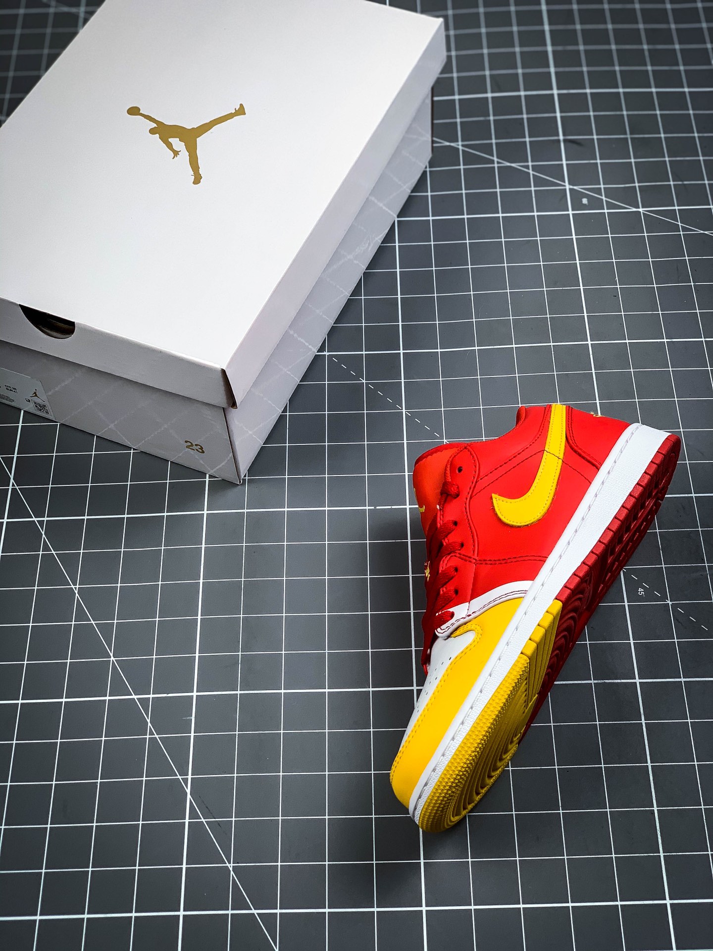 200 Air Jordan 1 Low 新配色  AJ1乔1低帮休闲板鞋 货号：FY6789-100