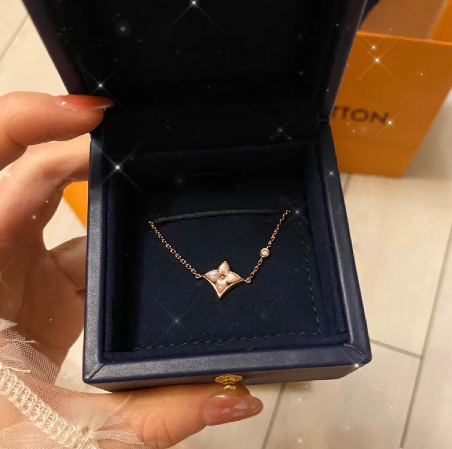 NO:104480,Lv Fritillaria 4-leaf clover necklace, three-dimensional carving, original single reproduction, precision-made version of steel stamp, material s925 silver, Lv necklace, louis vuitton, necklace19860909Lv贝母四叶草项链 立体雕花,原单复刻 精工版对版钢印 材质s925银,Lv项链,louis vuitton,necklace,Jewelry