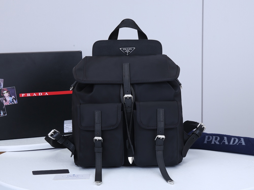 Prada 新款双背包 采用进口尼龙材质和进口Saffiano皮革饰边，织物提手，可调式织物肩带，搭扣和磁扣式翻盖