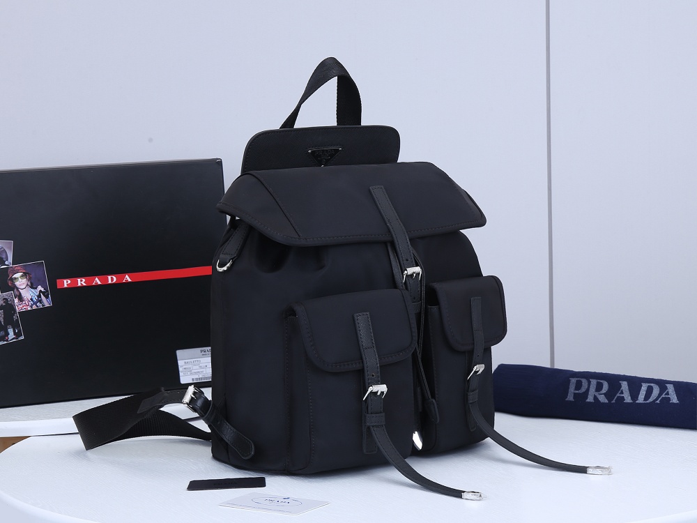 Prada 新款双背包 采用进口尼龙材质和进口Saffiano皮革饰边，织物提手，可调式织物肩带，搭扣和磁扣式翻盖