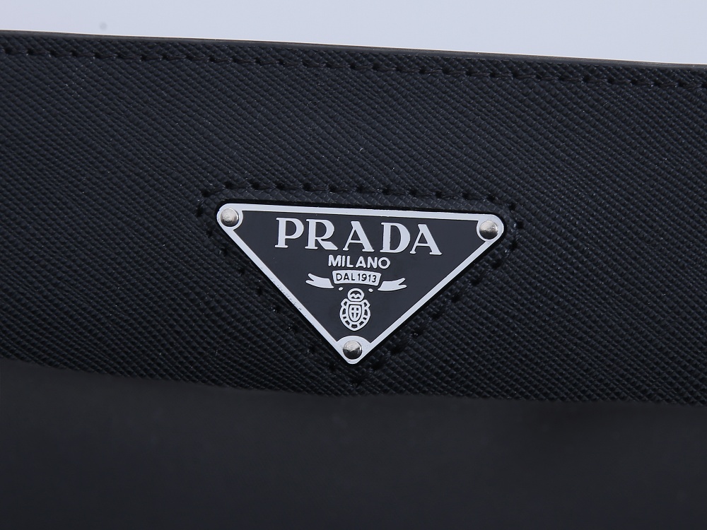 Prada 新款双背包 采用进口尼龙材质和进口Saffiano皮革饰边，织物提手，可调式织物肩带，搭扣和磁扣式翻盖