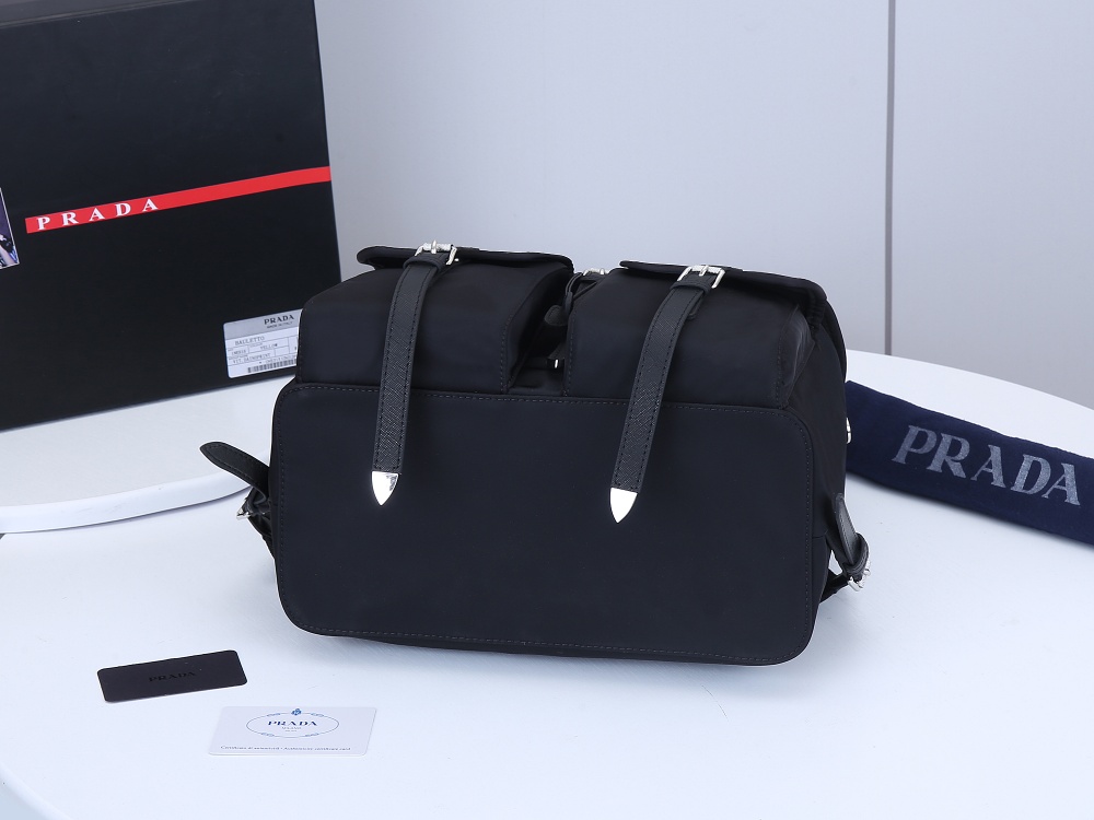 Prada 新款双背包 采用进口尼龙材质和进口Saffiano皮革饰边，织物提手，可调式织物肩带，搭扣和磁扣式翻盖