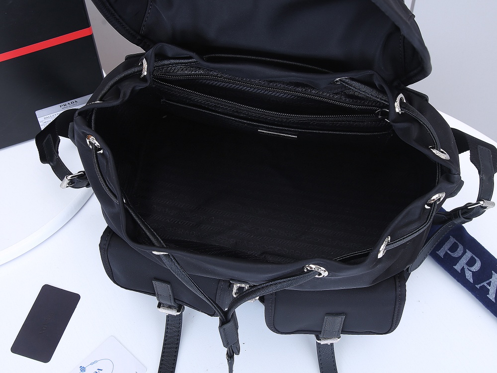 Prada 新款双背包 采用进口尼龙材质和进口Saffiano皮革饰边，织物提手，可调式织物肩带，搭扣和磁扣式翻盖
