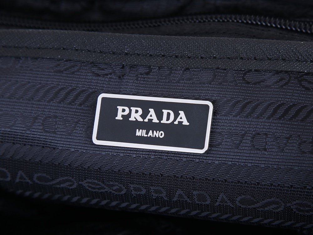 Prada 新款双背包 采用进口尼龙材质和进口Saffiano皮革饰边，织物提手，可调式织物肩带，搭扣和磁扣式翻盖