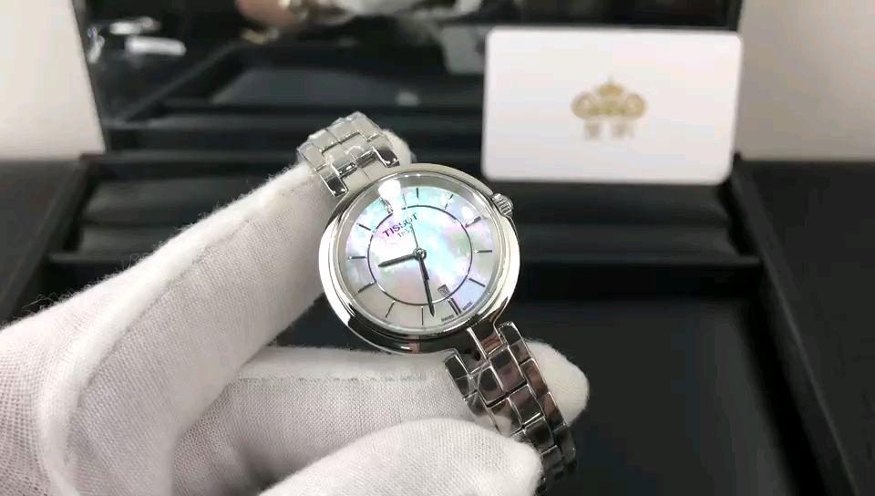 Unknown 皇家 天梭贝壳面女表视频欣赏