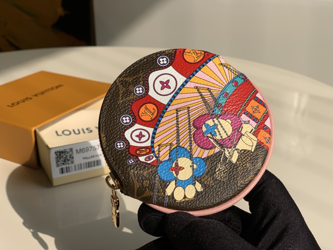 NO:396641,[Exclusive real shot M69757] 'Portomone Ron' in the holiday season collection series made with a single gram canvas is a cute collection item limited to Japan. Louis Vuitton's mascot 'Vivien' colorfully depicts playing on a rotating swing, expressing the unique joy of this season. This is a dish highlighted by the symbols of plum pine such as LV initials and single gram flowers. Size: 9.0 x 9.0 x 1.0 cm Z.180, LV [original skin], louis vuitton, louis vuitton19860909【独家实拍M69757】以单克画布制作的假日季收藏系列的“波尔托莫内·罗恩”.是日本限定的可爱的收藏家单品.路易·威登的吉祥物“维维恩”五颜六色地描绘了骑着旋转秋千玩耍的模样,表现了这一季独有的欢乐洋溢.这是以LV首字母和单克花等梅松的象征为突出的一道菜.尺寸: 9.0 x 9.0 x 1.0 cm Z.180,LV【原厂皮】,louis vuitton,louis vuitton,Bag