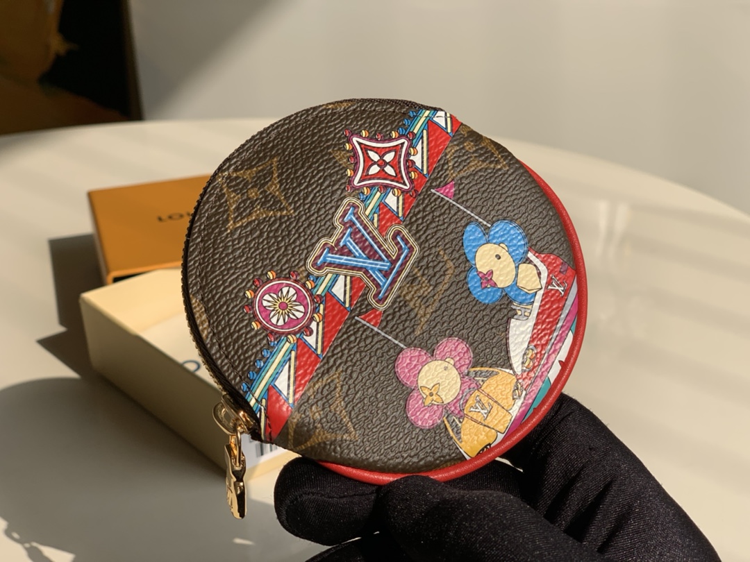 NO:396644,[Exclusive real shot M69749] 'Portomone Ron' of the holiday season collection series made with a single gram canvas is a cute collection item limited to Japan. Louis Vuitton's mascot 'Vivien' colorfully depicts playing on a rotating swing, expressing the unique joy of this season. This is a dish highlighted by the symbols of plum pine such as LV initials and single gram flowers. Size: 9.0 x 9.0 x 1.0 cm Z.180, LV [original skin], louis vuitton, louis vuitton19860909【独家实拍M69749】以单克画布制作的假日季收藏系列的“波尔托莫内·罗恩”.是日本限定的可爱的收藏家单品.路易·威登的吉祥物“维维恩”五颜六色地描绘了骑着旋转秋千玩耍的模样,表现了这一季独有的欢乐洋溢.这是以LV首字母和单克花等梅松的象征为突出的一道菜.尺寸: 9.0 x 9.0 x 1.0 cm Z.180,LV【原厂皮】,louis vuitton,louis vuitton,Bag