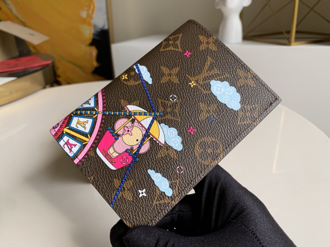 NO:396647,【Exclusive real shot M69746】 Christmas limited passport cover is made of Monogram canvas, showing the joyful scene of Louis Vuitton mascot Vivienne riding a Ferris wheel, combining classic elements such as LV letters and Monogram flowers, making it a great choice for holiday gifts. Size: 10.0 x 14.0 x 2.5.Z.,LV [original leather],louis vuitton,louis vuitton19860909【独家实拍M69746】 圣诞限定款护照套取材 Monogram 帆布,展现路易威登吉祥物 Vivienne 乘坐摩天轮的欢乐场景,融合 LV 字母和 Monogram 花卉等经典元素,成就节日馈赠佳选.尺寸: 10.0 x 14.0 x 2.5.Z.,LV【原厂皮】,louis vuitton,louis vuitton,Bag