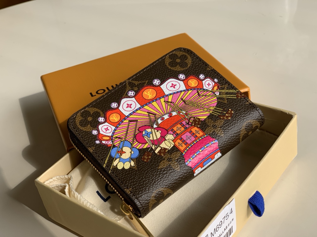 NO:396650,[Exclusive real shot M69755] 'Gibi Coin Perth' made of a single gram canvas. This is a special edition limited to Japan, connected to the collections for the holiday season. Louis Vuitton's mascot 'Vivian' paints a ride on a rotating swing. The cute collector project with the symbol of meisong is very suitable for gift-giving. Size: 11.0 x 8.5 x 2.0 cm Z.240, LV [original leather], louis vuitton, louis vuitton19860909【独家实拍M69755】用单克画布制作的“吉比·硬币珀斯”.这是日本限定的特别版,与假日季的收藏品相连.路易·威登的吉祥物“维维安”画出了骑着旋转秋千玩的样子.带有梅松象征的可爱收藏家项目非常适合送礼.尺寸: 11.0 x 8.5 x 2.0 cm Z.240,LV【原厂皮】,louis vuitton,louis vuitton,Bag
