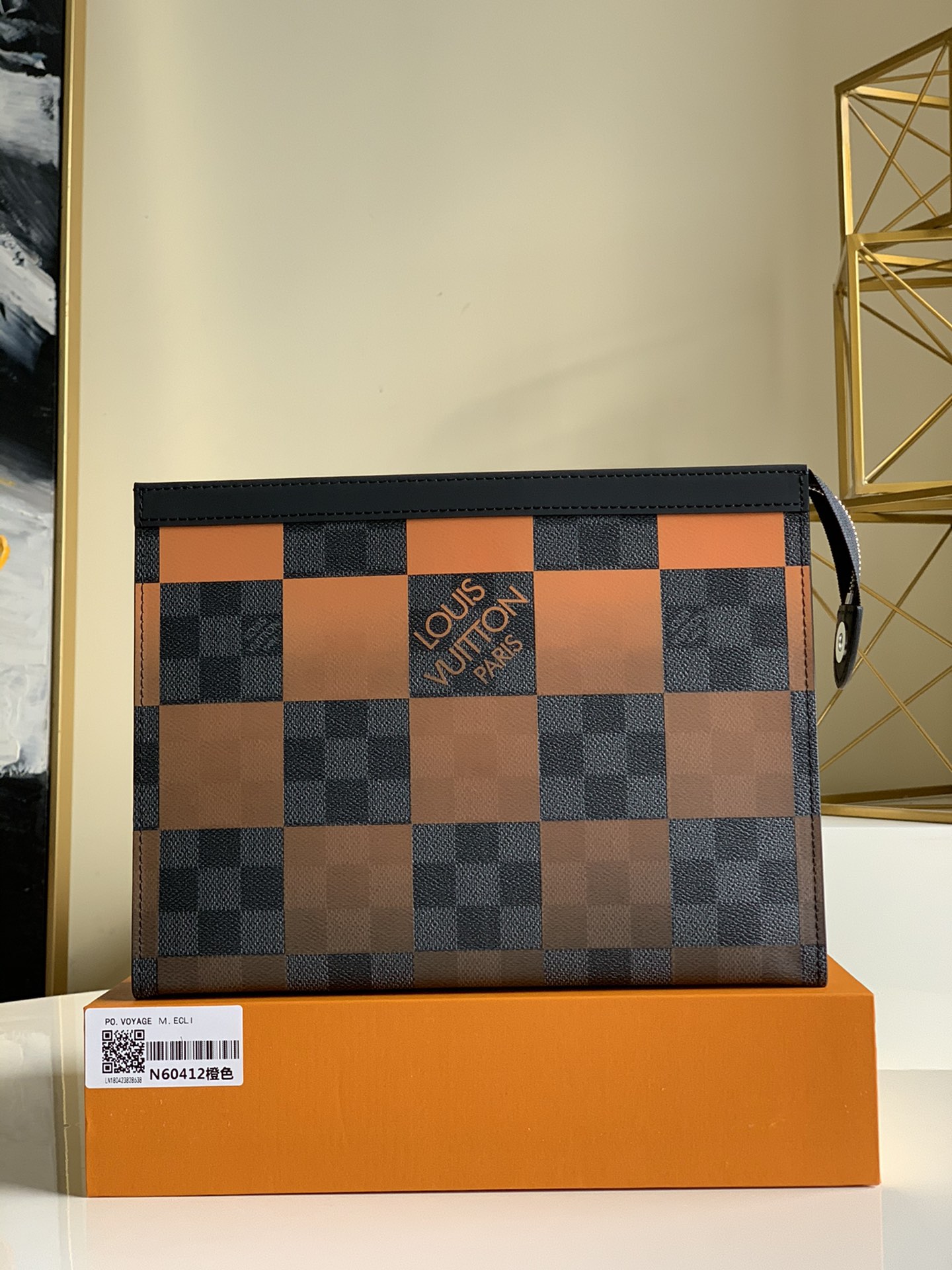 NO:396662,【Exclusive real photo N60412】Pochette Voyage medium handbag Mosaic This small and fashionable style uses Damier Graphite plaid coated canvas material, with diverse functions, and can be placed in the bag as a travel bag or held in the hand to show a fashionable style. The spacious interior space and support plate design make it easy to use private essentials. Size: 27x21cm H., LV [original leather], louis vuitton19860909【独家实拍N60412】Pochette Voyage中号手袋 马赛克此款小巧而时髦的采用Damier Graphite格纹涂层帆布材质,功能多样,既可作为旅行袋放于包中,亦可持于手中,展现时尚风格.宽敞的包内空间加上撑板设计,方便取用私人必备品.尺寸:27x21cm H.,LV【原厂皮】,louis vuitton,Bag