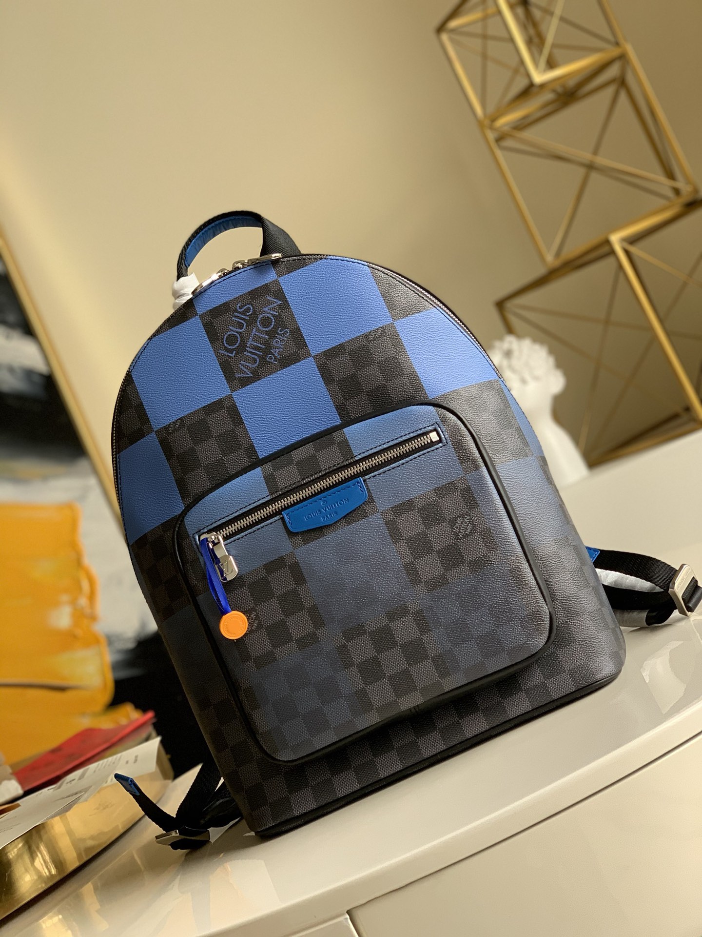 NO:396665,[Exclusive real photo of N40402 black grid blue silk screen] This Josh backpack interprets the brand logo from a new perspective, rendering the gradient tone for Damier Graphite Giant canvas, releasing the heroic spirit. It can accommodate files, tablets and other needs, and can adjustable shoulder straps and top handles to make it easy to carry. 32.0 x 40.0 x 13.0cm M.830, LV [original leather], louis vuitton19860909【独家实拍N40402黑格蓝色丝印】本款 Josh 双肩包以崭新视角解读品牌标志,为 Damier Graphite Giant 帆布渲染渐变色调,释放飒爽英气.可容纳文件、平板电脑和其他所需,可调节肩带和顶部手柄实现轻松背携.32.0 x 40.0 x 13.0cm M.830,LV【原厂皮】,louis vuitton,Bag