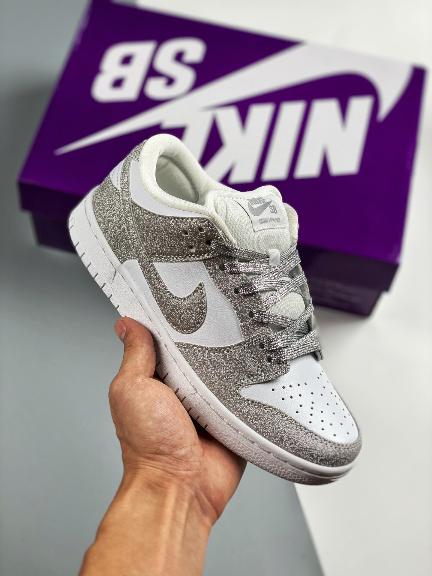Nike SB Dunk Low x serie Dunk de caña baja retro casual deportivo skate. Utiliza la amortiguación ZoomAir suave y cómod…