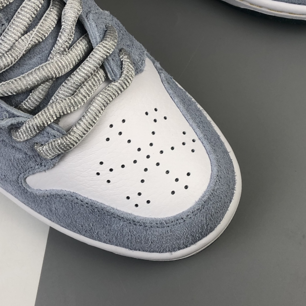 300 联乘传奇滑板艺术-家肖恩·克莱夫Sean Cliver x Nike SB Dunk Low Pro”White/Psychic Blue-Metallic Gold” 雾霾蓝白金钩水晶底 扣篮系列低帮休闲运动滑板板鞋 DC9936-100