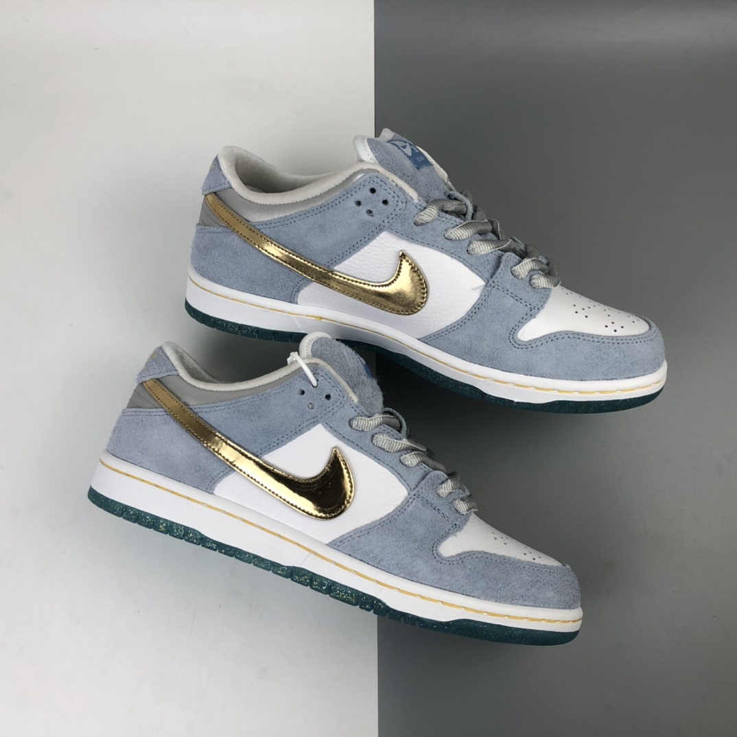 300 联乘传奇滑板艺术-家肖恩·克莱夫Sean Cliver x Nike SB Dunk Low Pro”White/Psychic Blue-Metallic Gold” 雾霾蓝白金钩水晶底 扣篮系列低帮休闲运动滑板板鞋 DC9936-100