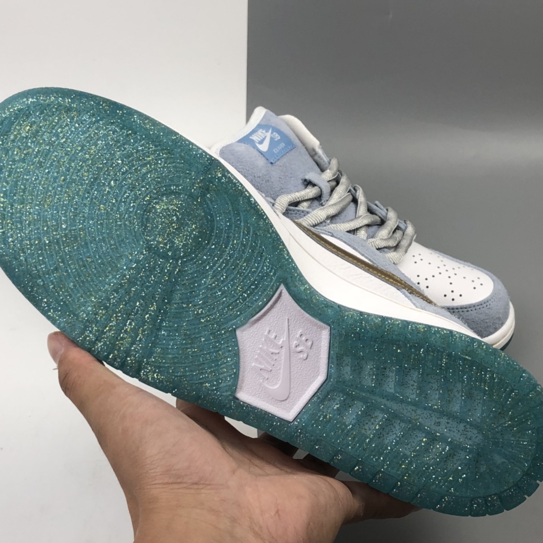300 联乘传奇滑板艺术-家肖恩·克莱夫Sean Cliver x Nike SB Dunk Low Pro”White/Psychic Blue-Metallic Gold” 雾霾蓝白金钩水晶底 扣篮系列低帮休闲运动滑板板鞋 DC9936-100