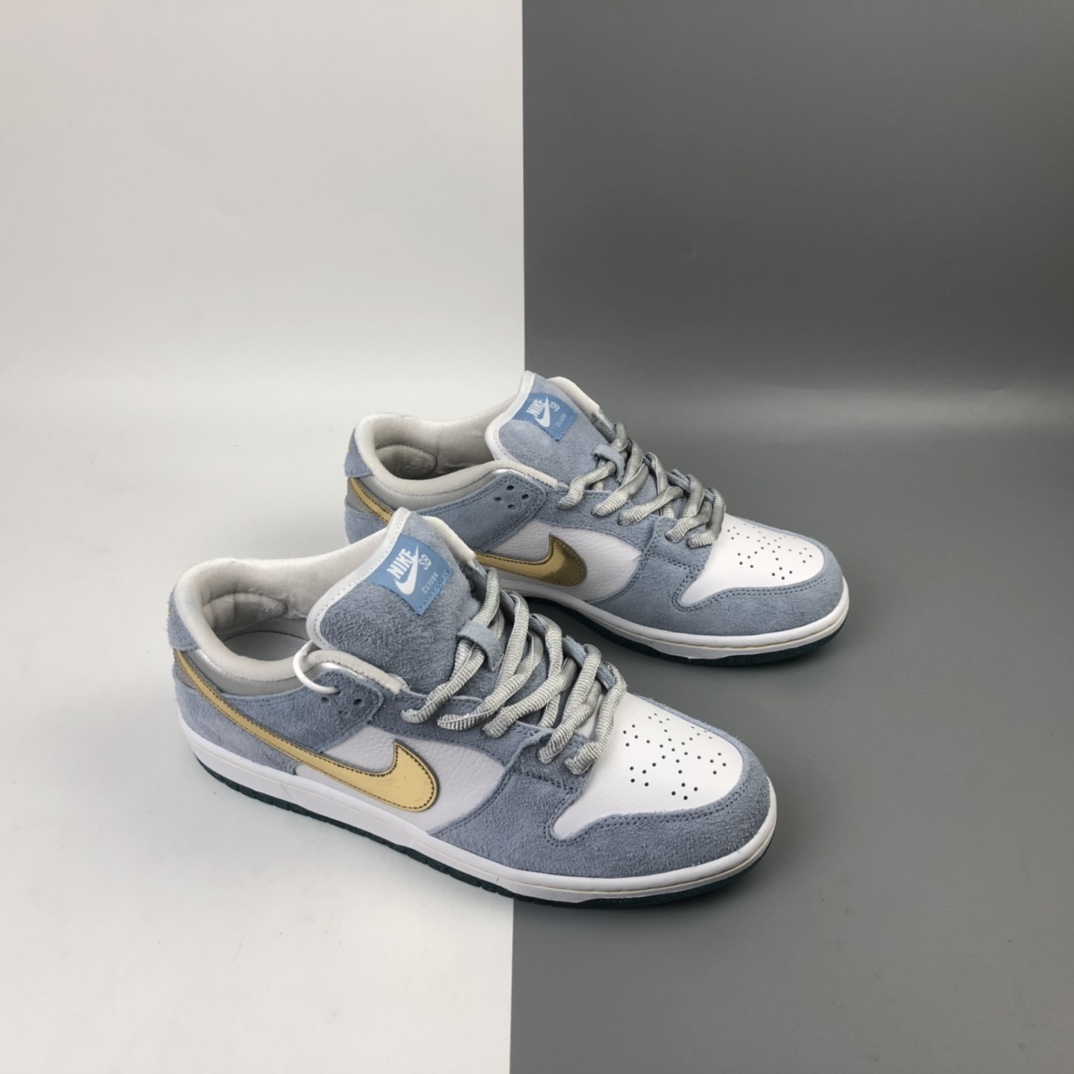 300 联乘传奇滑板艺术-家肖恩·克莱夫Sean Cliver x Nike SB Dunk Low Pro”White/Psychic Blue-Metallic Gold” 雾霾蓝白金钩水晶底 扣篮系列低帮休闲运动滑板板鞋 DC9936-100