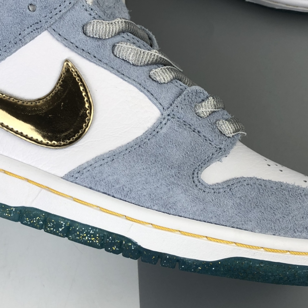 300 联乘传奇滑板艺术-家肖恩·克莱夫Sean Cliver x Nike SB Dunk Low Pro”White/Psychic Blue-Metallic Gold” 雾霾蓝白金钩水晶底 扣篮系列低帮休闲运动滑板板鞋 DC9936-100