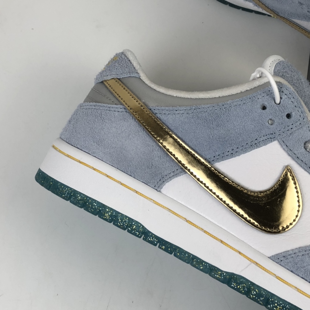300 联乘传奇滑板艺术-家肖恩·克莱夫Sean Cliver x Nike SB Dunk Low Pro”White/Psychic Blue-Metallic Gold” 雾霾蓝白金钩水晶底 扣篮系列低帮休闲运动滑板板鞋 DC9936-100
